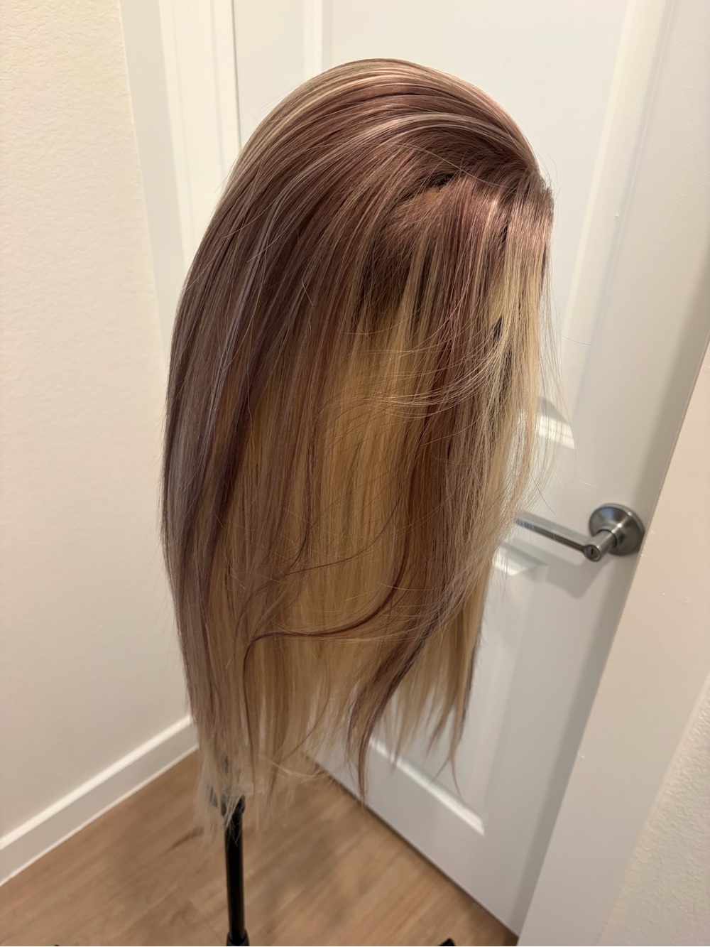 Women’s blonde highlight wig with lace
